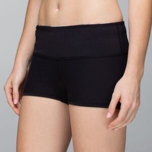 Lululemon Boogie Short Black Rev. Quilted Pink floral Size 6